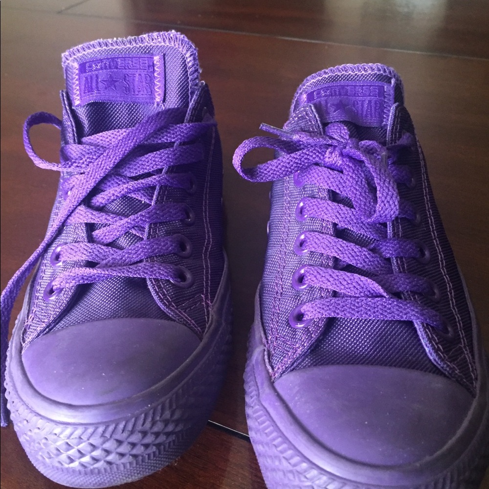 Converse tennis shoes
